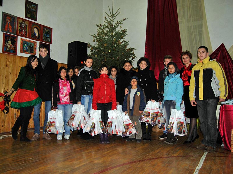 Cadouri de Crăciun, director adjunc dr. Kozak Mioara, elevi