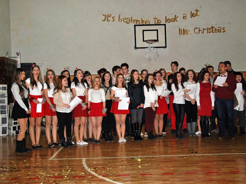 XI E students, Christmas carol, teacher Baciu-Marinescu Petru