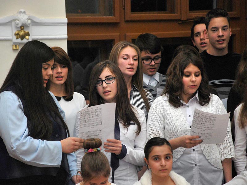 Corul elevilor secţiei maghiare, coordonator profesor Sturzán Cristina