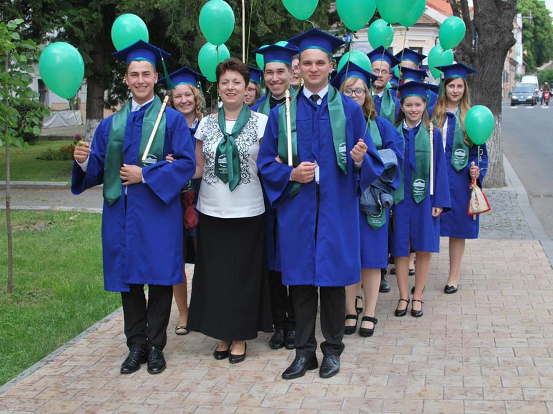 XII B graduates, Vészi Gabriella class master, “Unirea” National High School