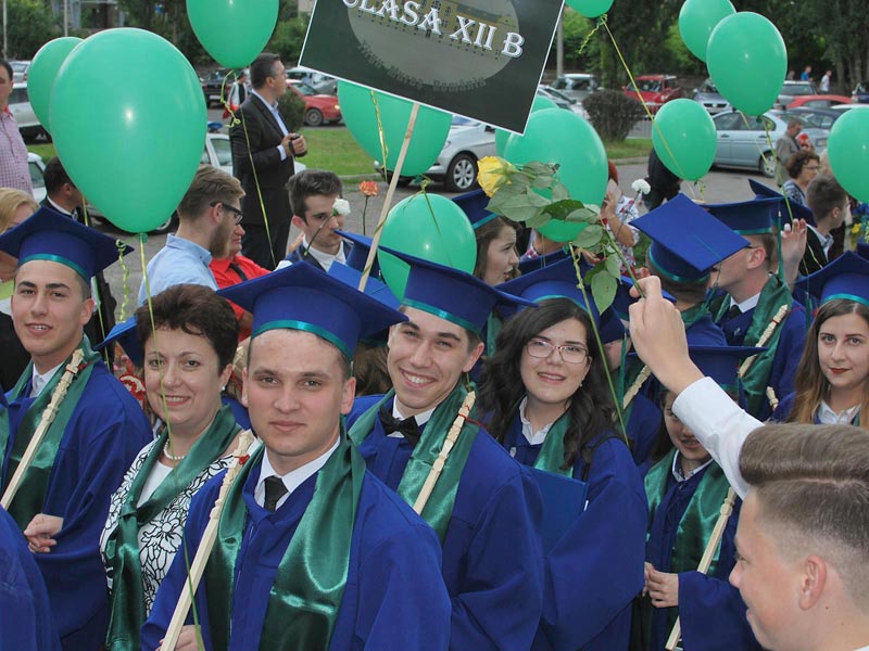 Class master Vészi Gabriella, XII B graduates