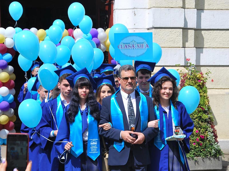 XII A absolvenţi, diriginte Lupaescu Constantin, Colegiul Naţional „Unirea”