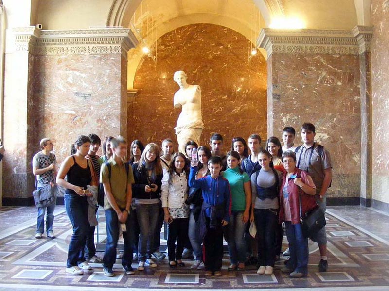 Grup Colegiul Naţional „Unirea”, muzeul Louvre, Paris