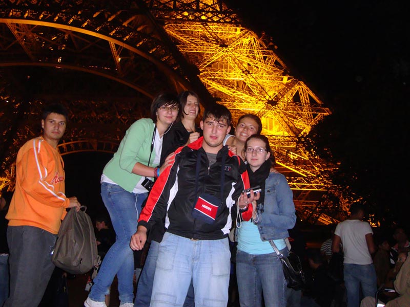 Elevi sub Turnul Eiffel, Paris