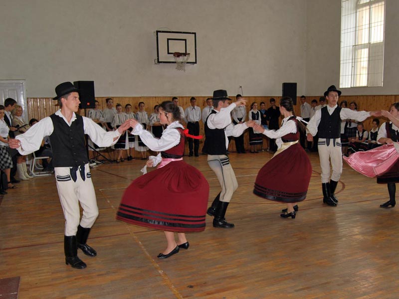 Magyar népi tánc, díszelőadás, Unirea Nemzeti Kollégium 