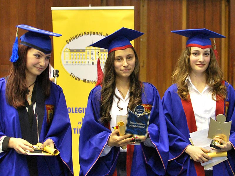 Costea Dorina Gabriela, Moldován Imola Zsuzsanna şi Văcar Anda Valeria, şefi de promoţie