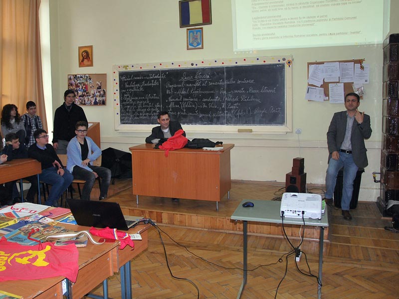 Am cravata mea / Sunt pionier! - students in comunism, Pașca Simion and Marin Marius teachers