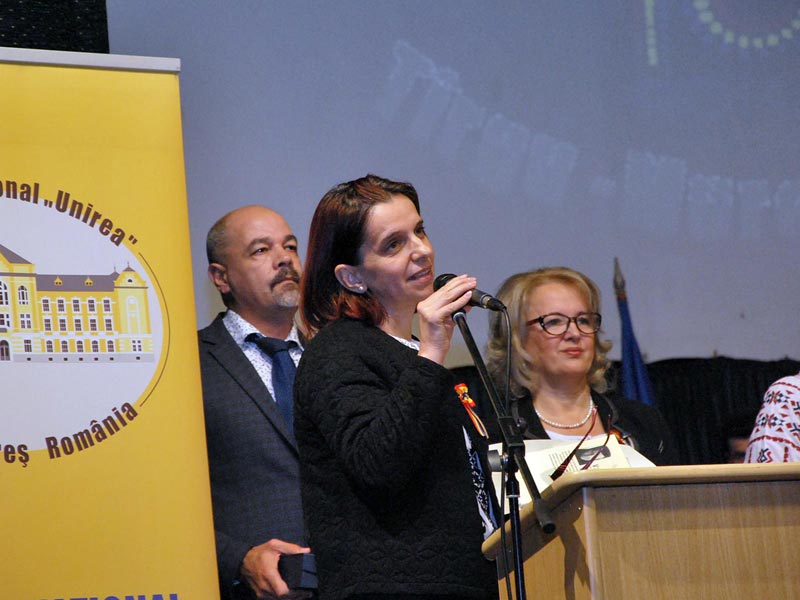 Profesorii Baciu Liviu, Șoșu Maria Cecilia, Colegiului Naţional „Unirea” Braşov și Dr. Stănescu Aurora Manuela - director