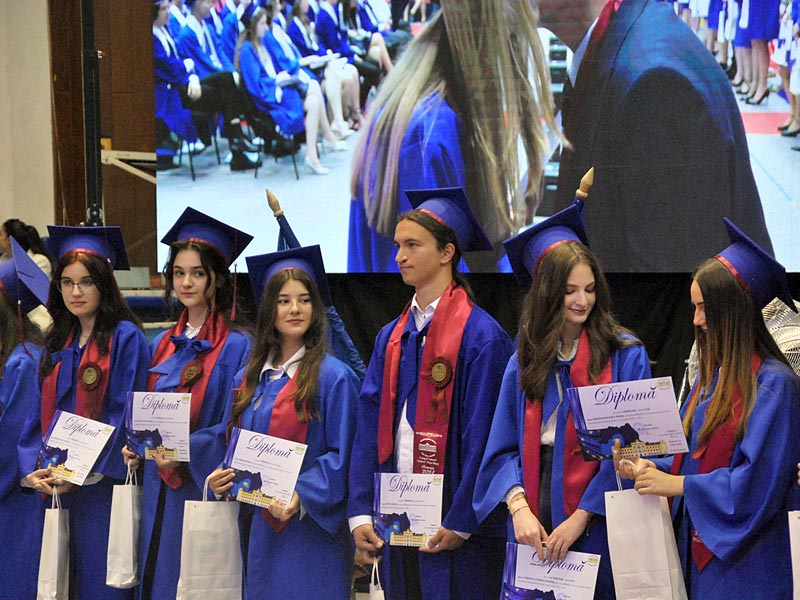 XII B, absolvenţi, Colegiul Naţional „Unirea”, Sala Polivalentă